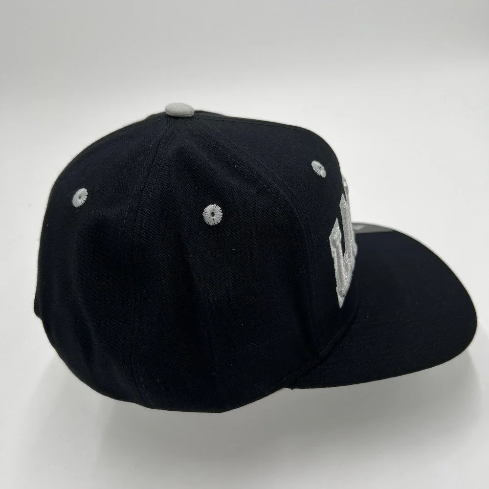 Adidas LA Kings NHL Snapback Hat Black Silver‎ Flat Brim Adjustable OSFA Cap